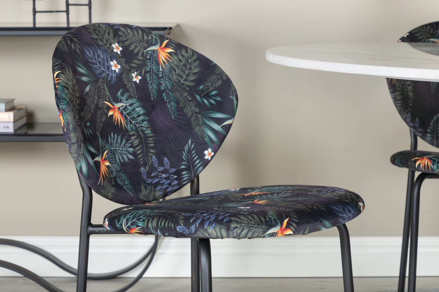 Ēdamistabas komplekts Dallas 1298 (Ziedu raksts + Melns)