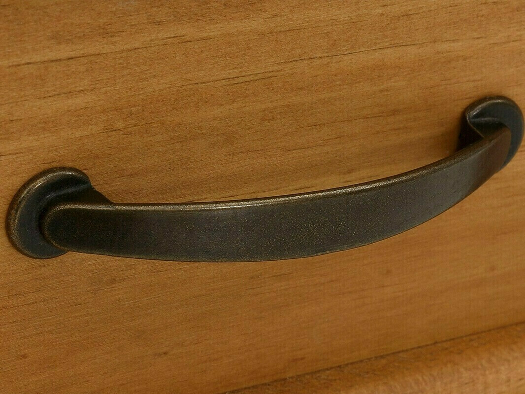 Kumode Tolelio 104 (Pelēks + Priede)