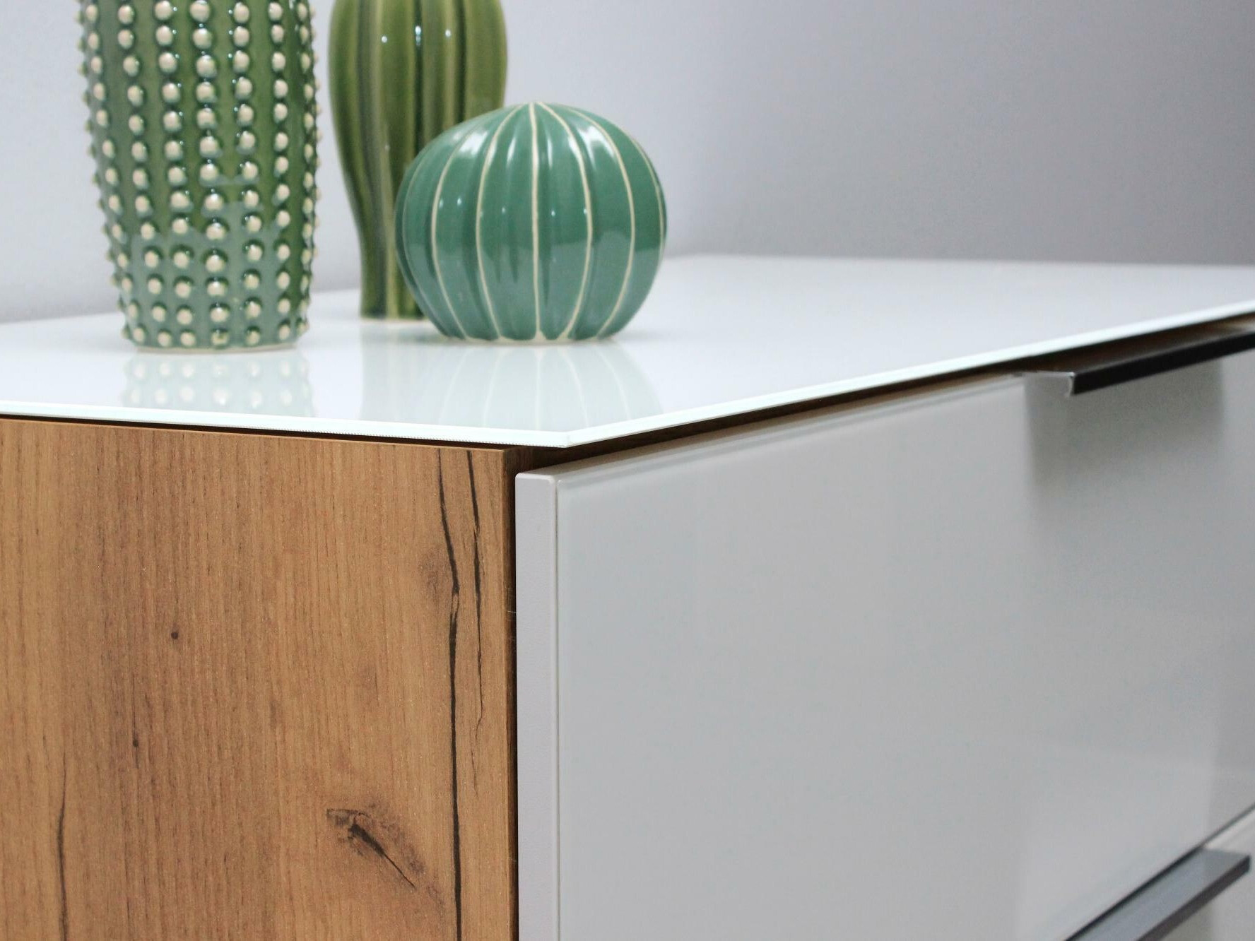 Kомод Sacramento 299 (Глянцевый белый + Navarra дуб)