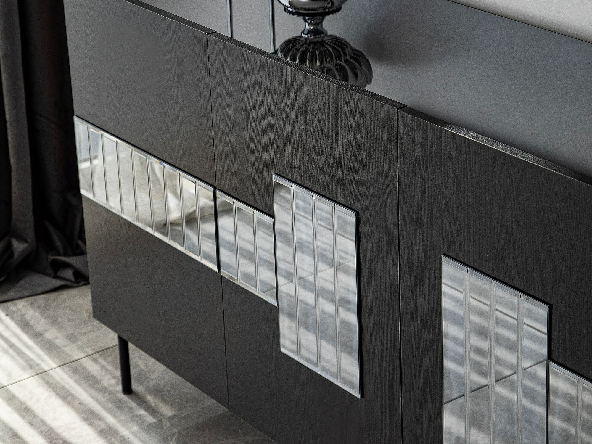 Skapis Kailua 2202 (Melns + sudraba)