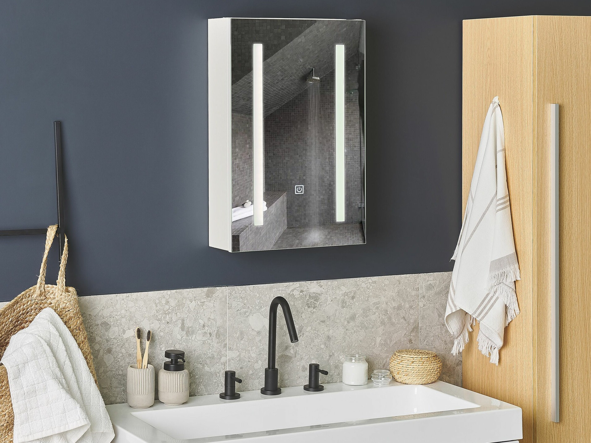 Vannas istabas skapis ar spoguli Berwyn 2152 (Balts)