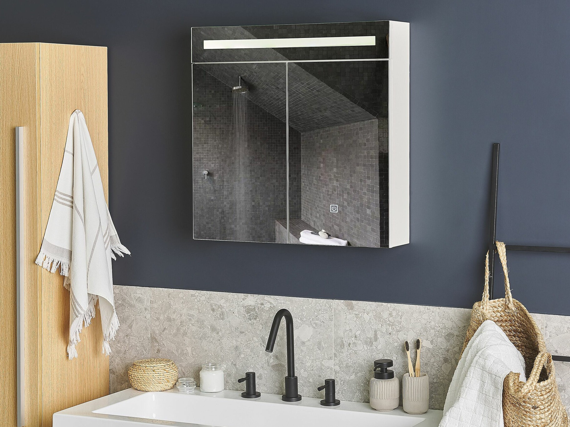 Vannas istabas skapis ar spoguli Berwyn 2154 (Balts)