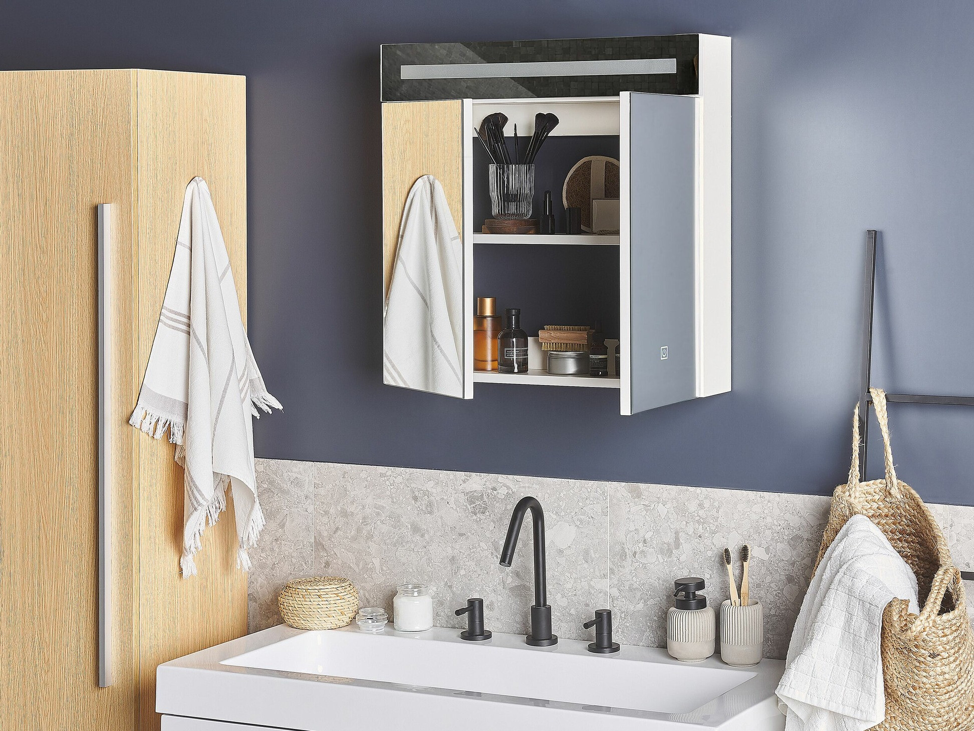 Vannas istabas skapis ar spoguli Berwyn 2154 (Balts)