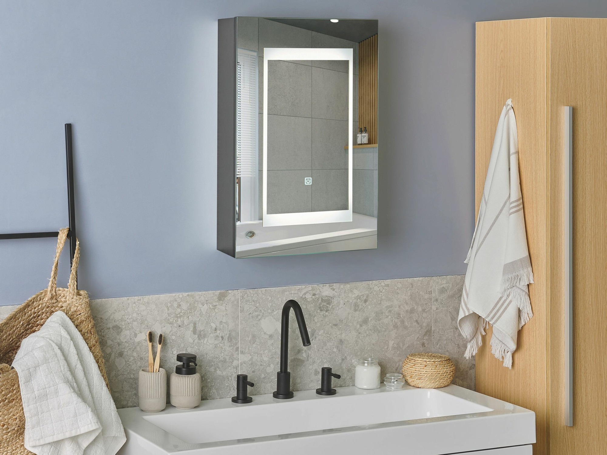 Vannas istabas skapis ar spoguli Berwyn 2162 (Melns)