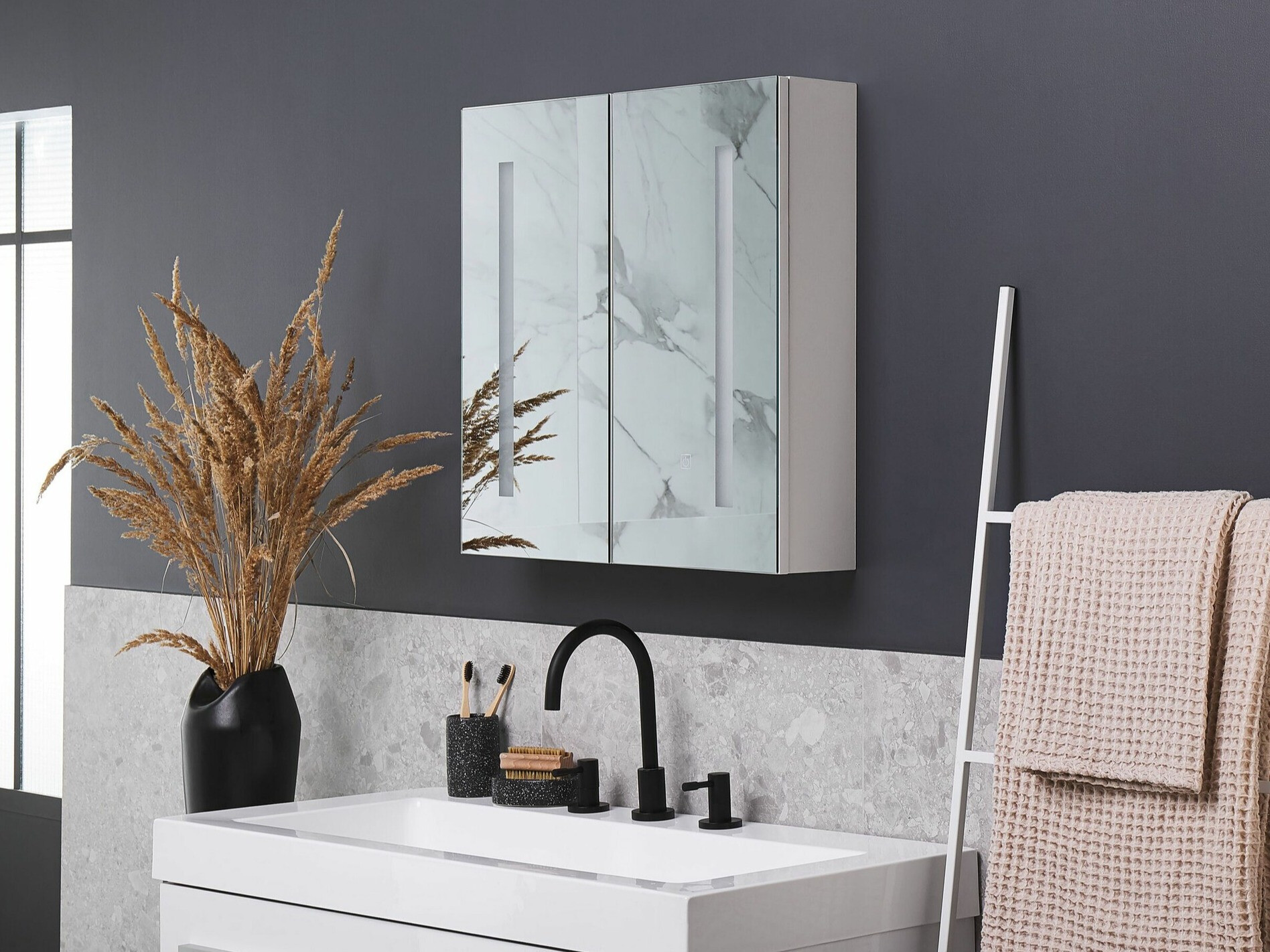 Vannas istabas skapis ar spoguli Berwyn 2163 (Balts)