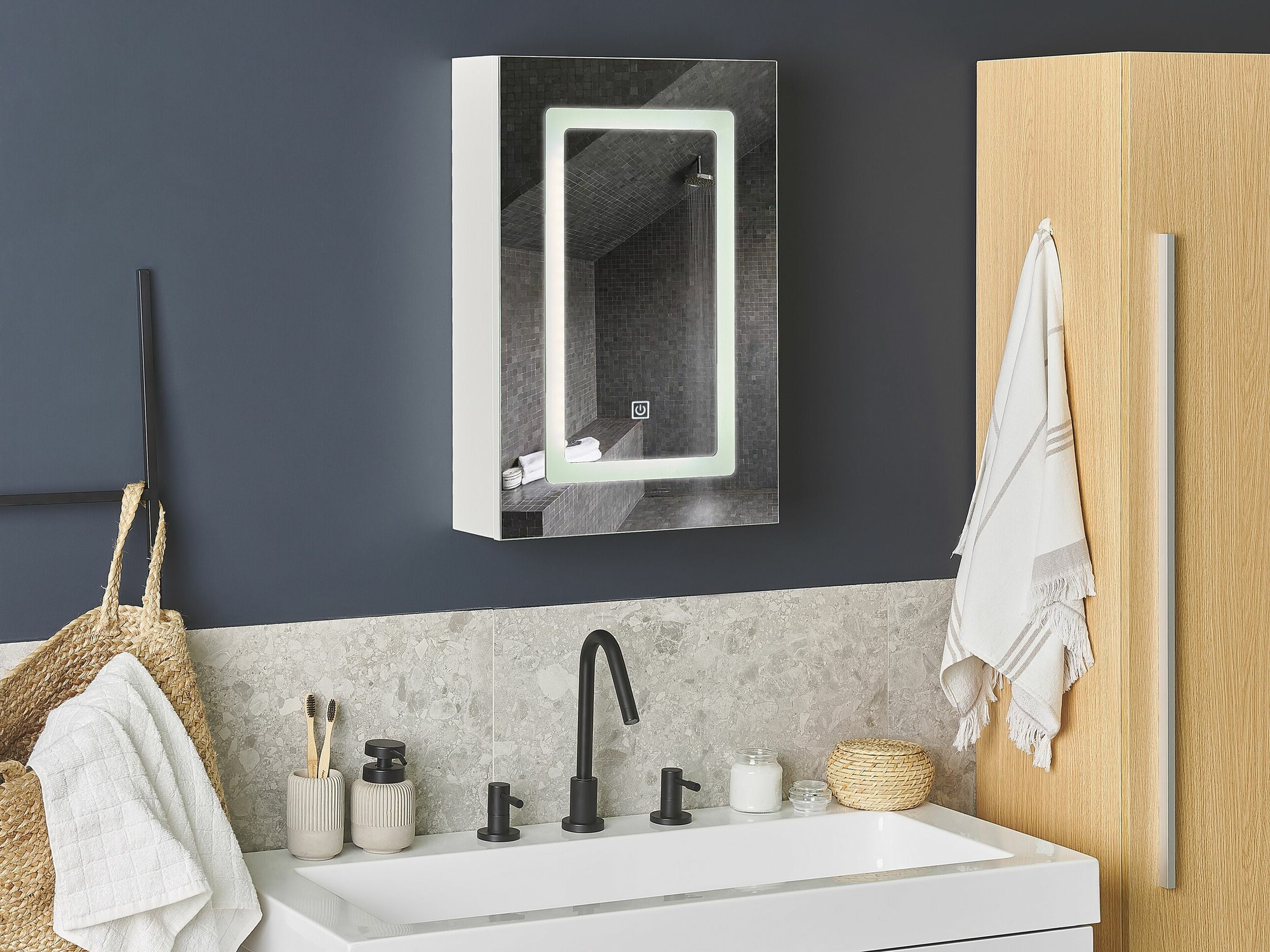 Vannas istabas skapis ar spoguli Berwyn 2165 (Balts)