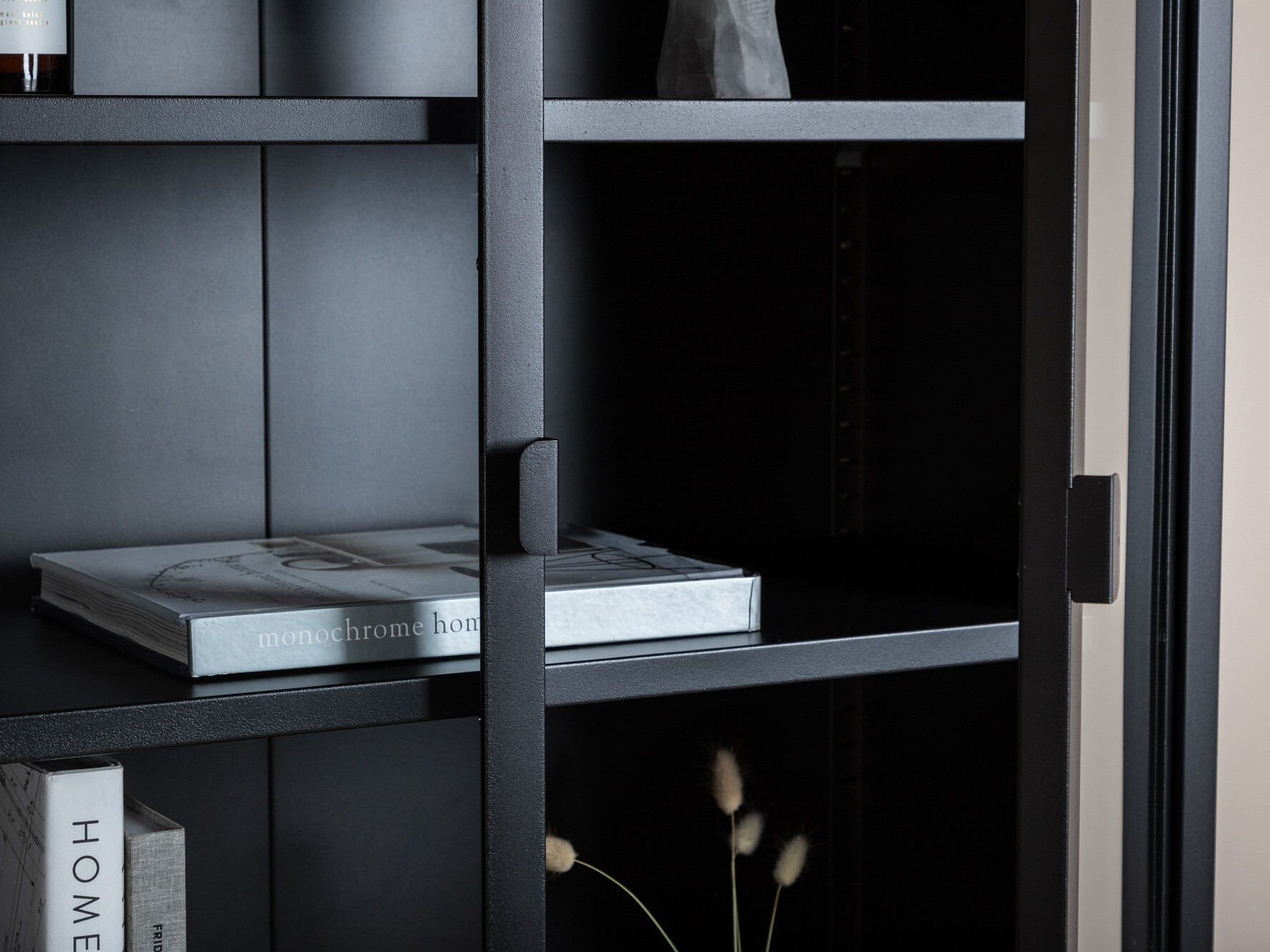 Plaukts Dallas 116 (Melns)