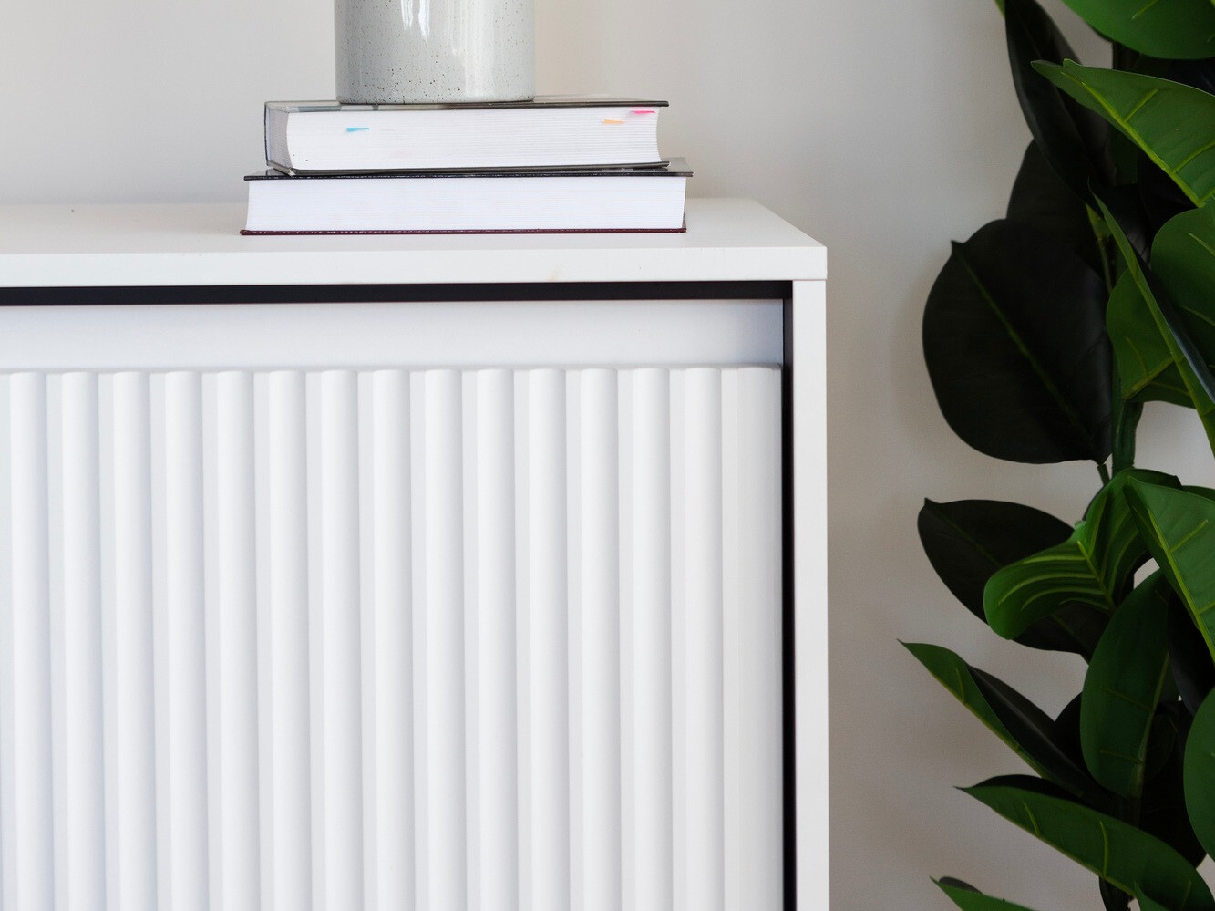 Kumode Fernolu 100 (Balts + Melns)