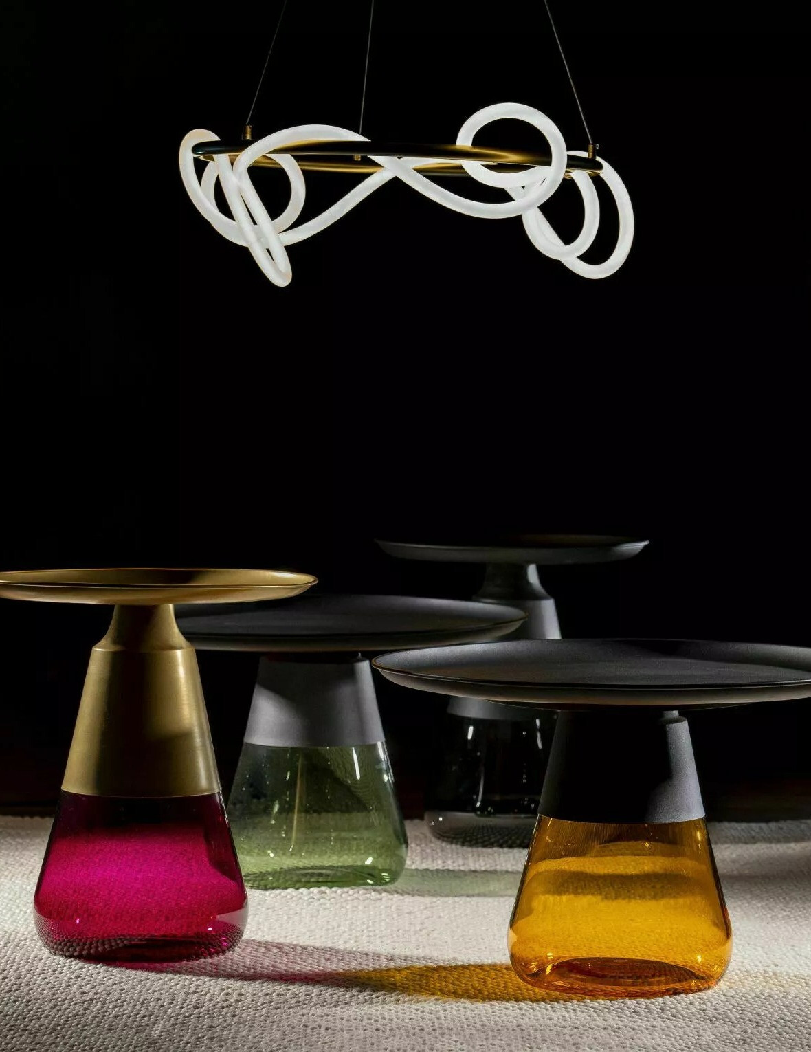 Žurnālu galdiņš Detroit 573 (Zelta + Violets)