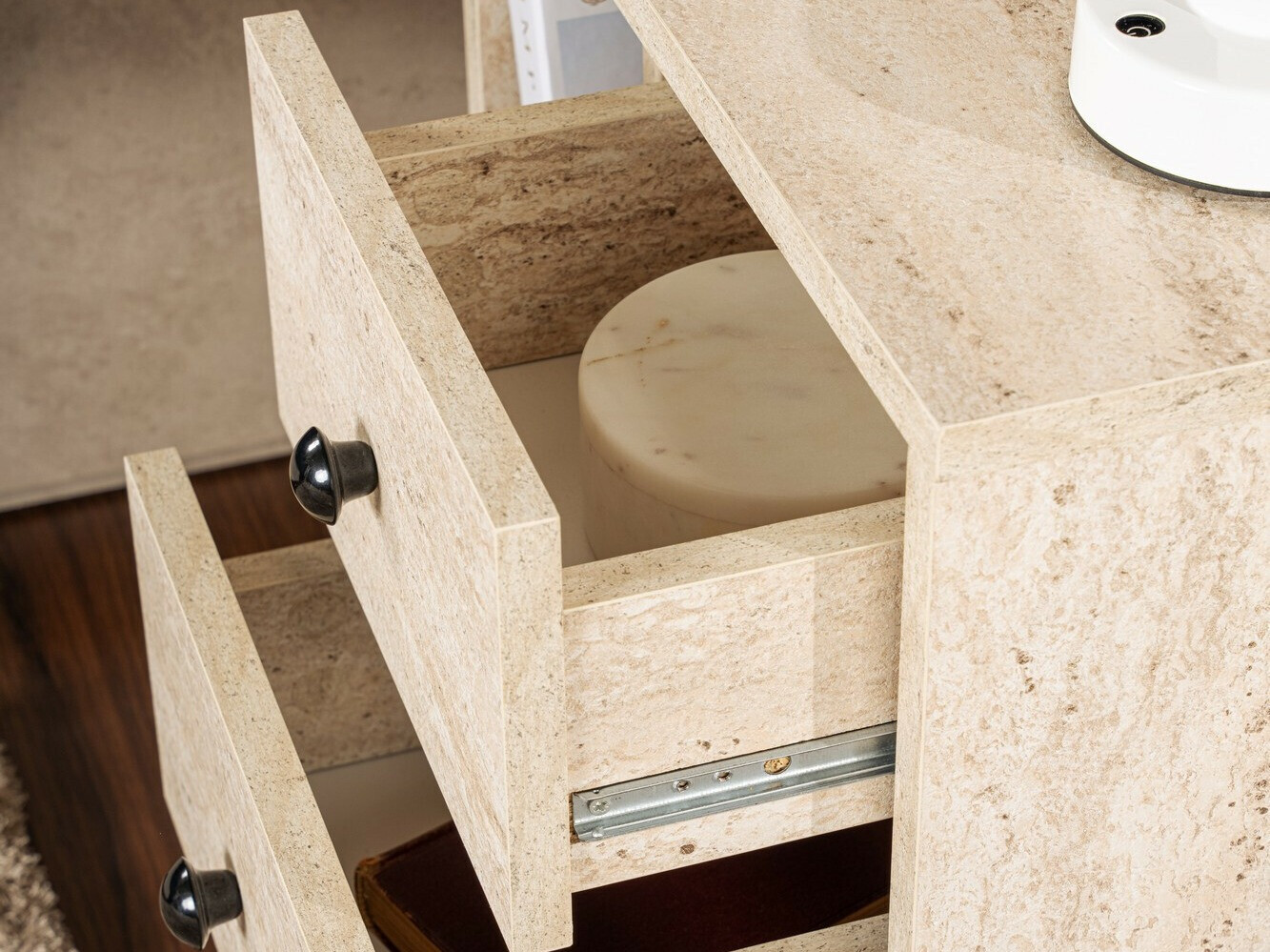 Naktsgaldiņš Novato 109 (Gaišs Travertine + Zelta)