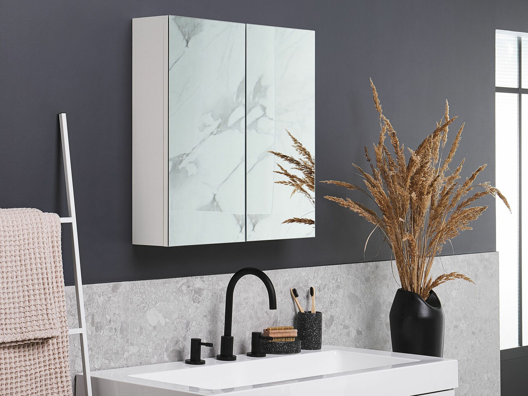 Vannas istabas skapis ar spoguli Berwyn 2349 (Balts)