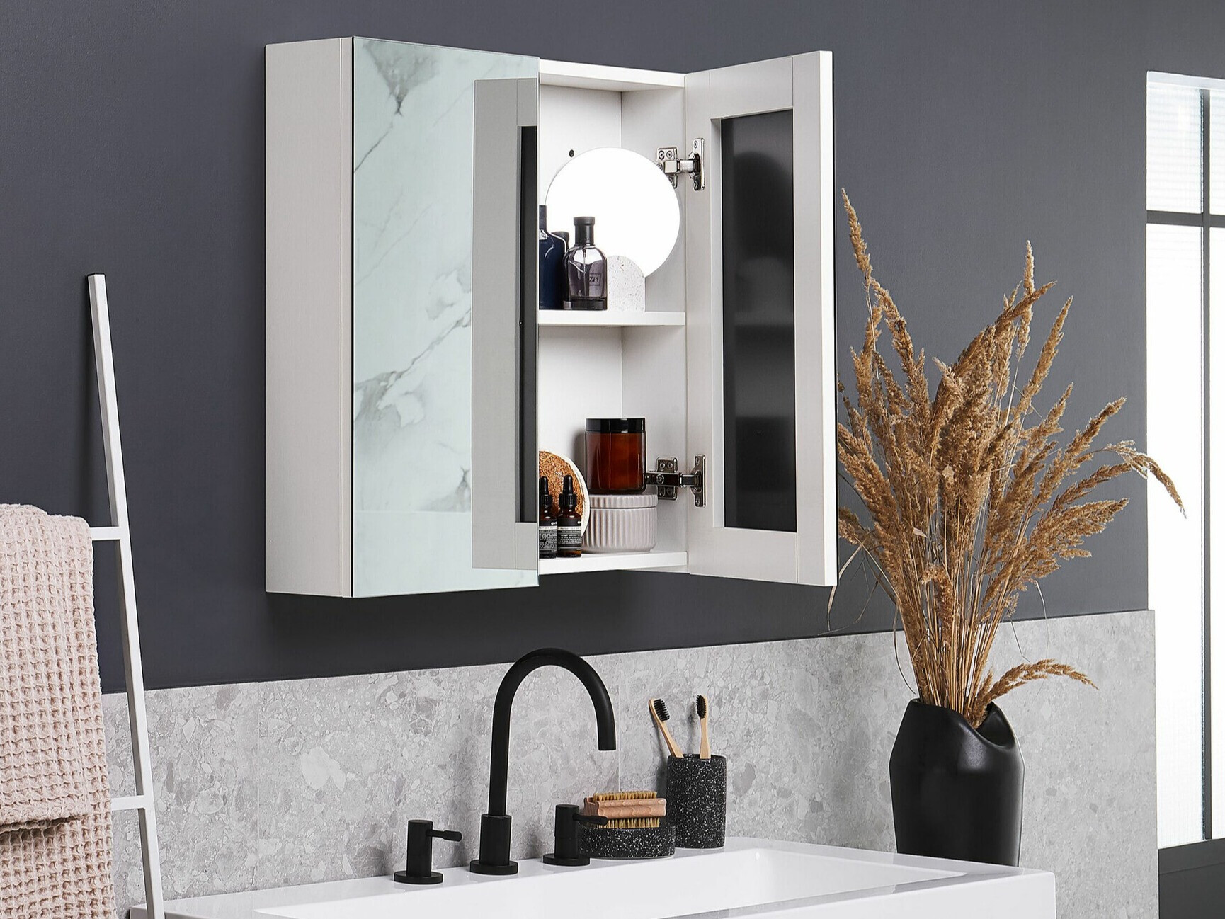 Vannas istabas skapis ar spoguli Berwyn 2349 (Balts)