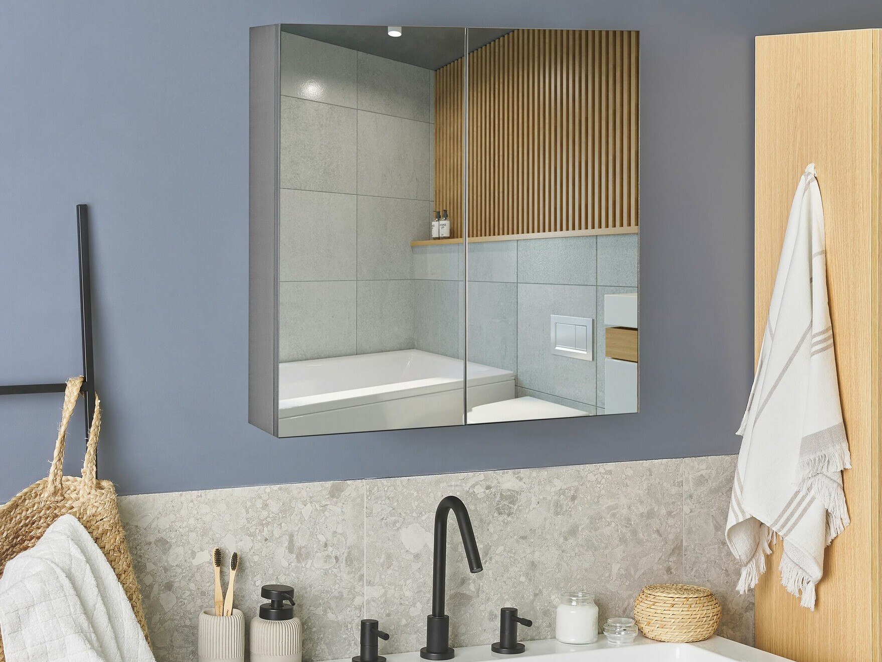 Vannas istabas skapis ar spoguli Berwyn 2349 (Melns)