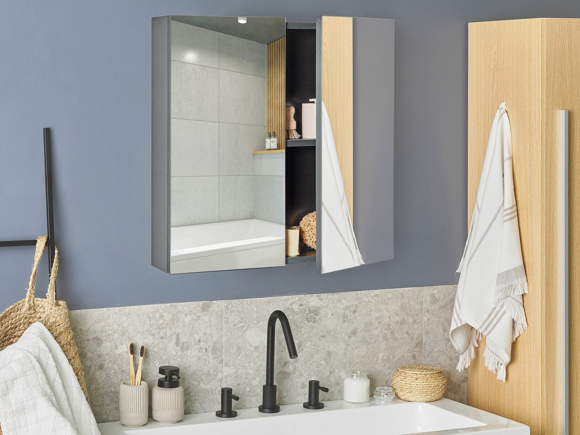 Vannas istabas skapis ar spoguli Berwyn 2349 (Melns)