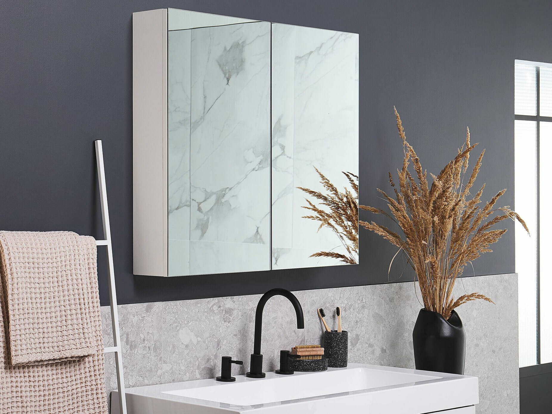 Vannas istabas skapis ar spoguli Berwyn 2350 (Balts)