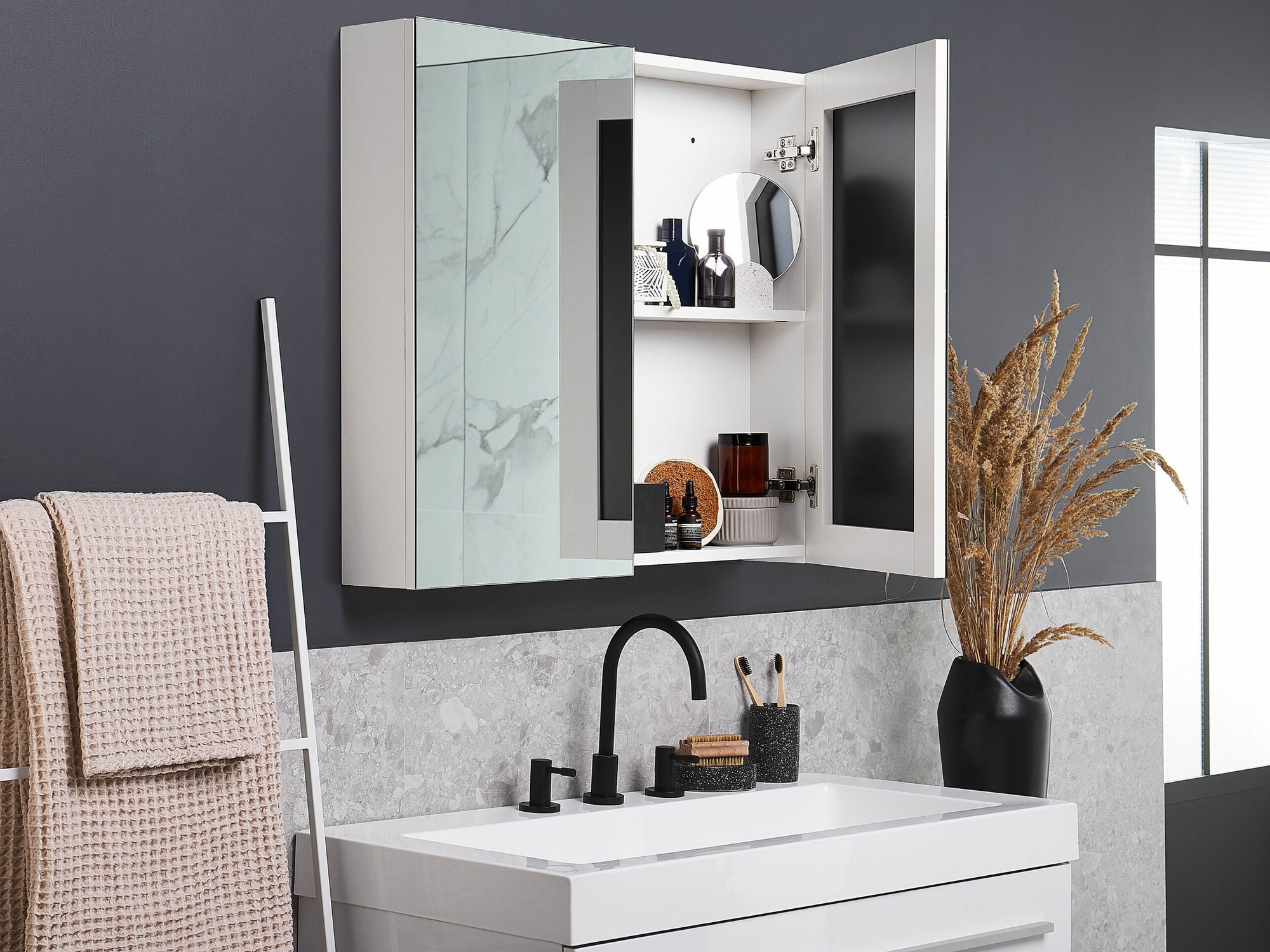 Vannas istabas skapis ar spoguli Berwyn 2350 (Balts)