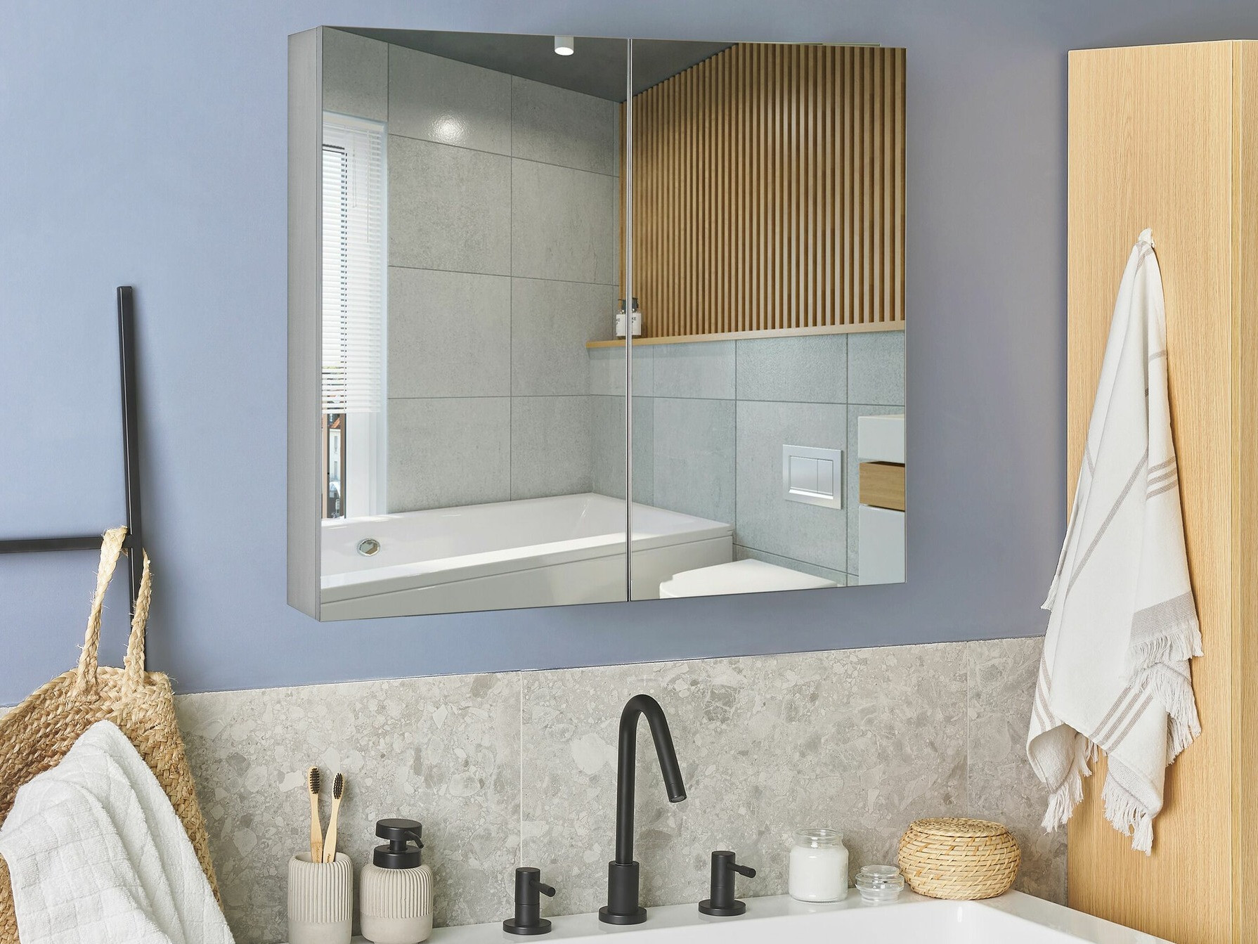 Vannas istabas skapis ar spoguli Berwyn 2350 (Melns)