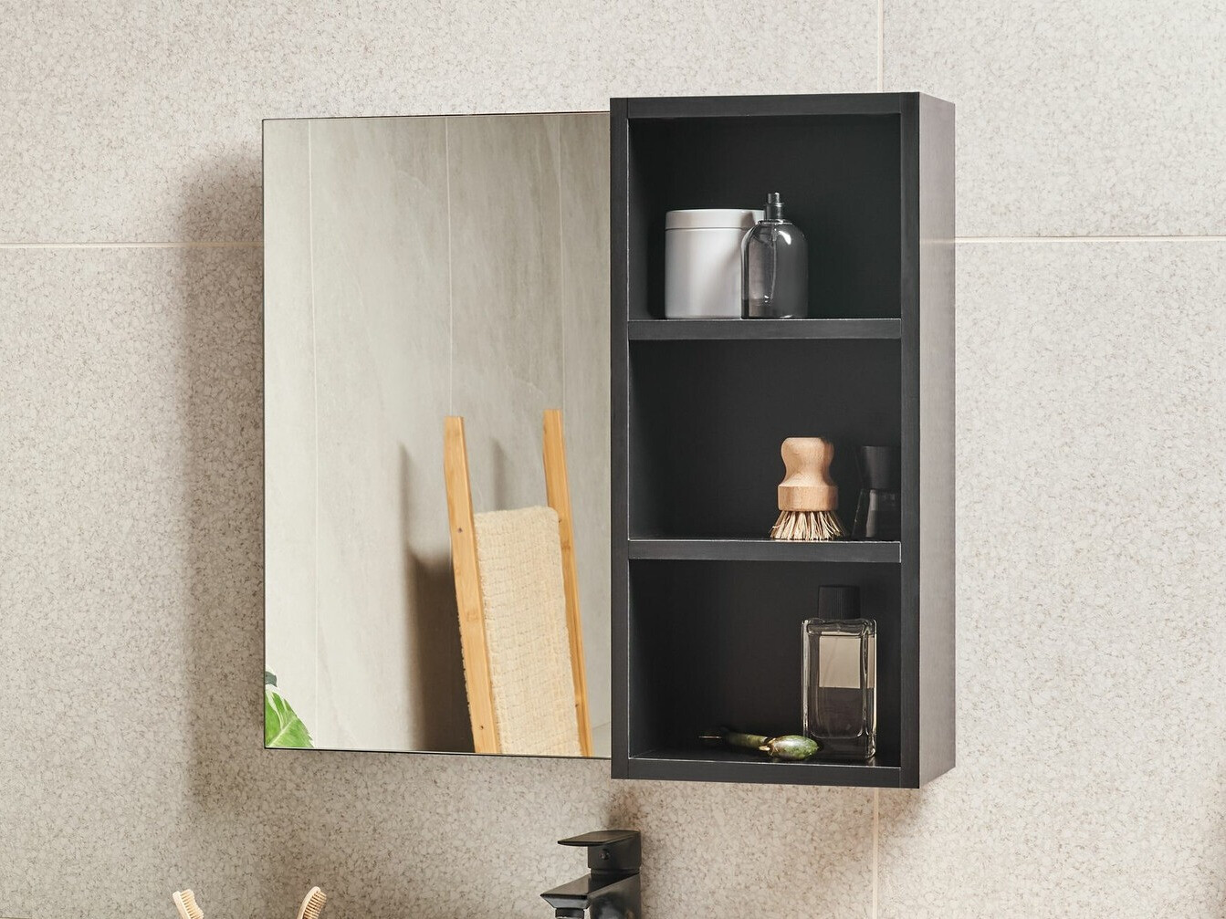 Vannas istabas spogulis Berwyn 2643 (Melns)