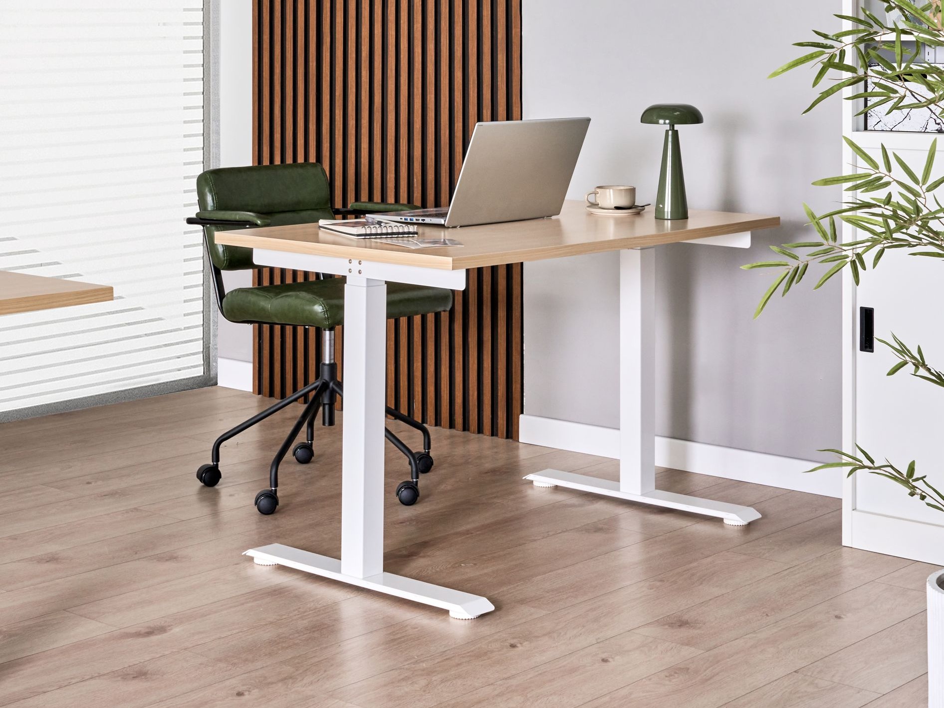 Rakstāmgalds ar regulējamu augstumu Berwyn 2863 (Gaišs koks + Balts)