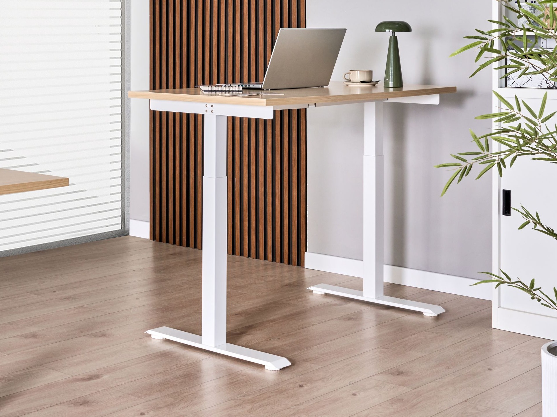 Rakstāmgalds ar regulējamu augstumu Berwyn 2863 (Gaišs koks + Balts)