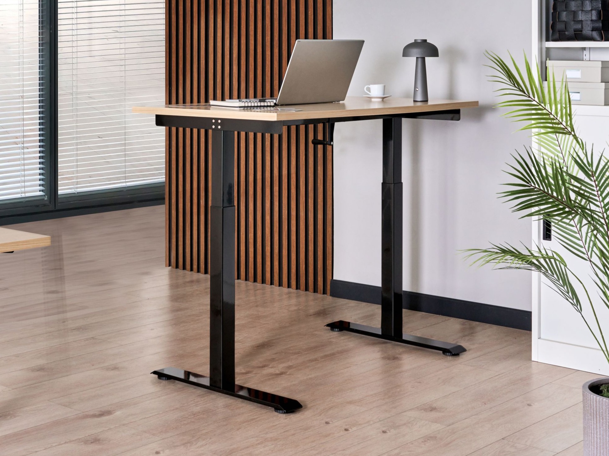 Rakstāmgalds ar regulējamu augstumu Berwyn 2864 (Gaišs koks + Melns)