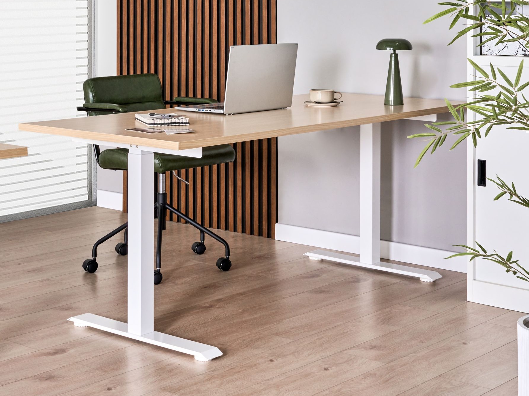 Rakstāmgalds ar regulējamu augstumu Berwyn 2865 (Gaišs koks + Balts)