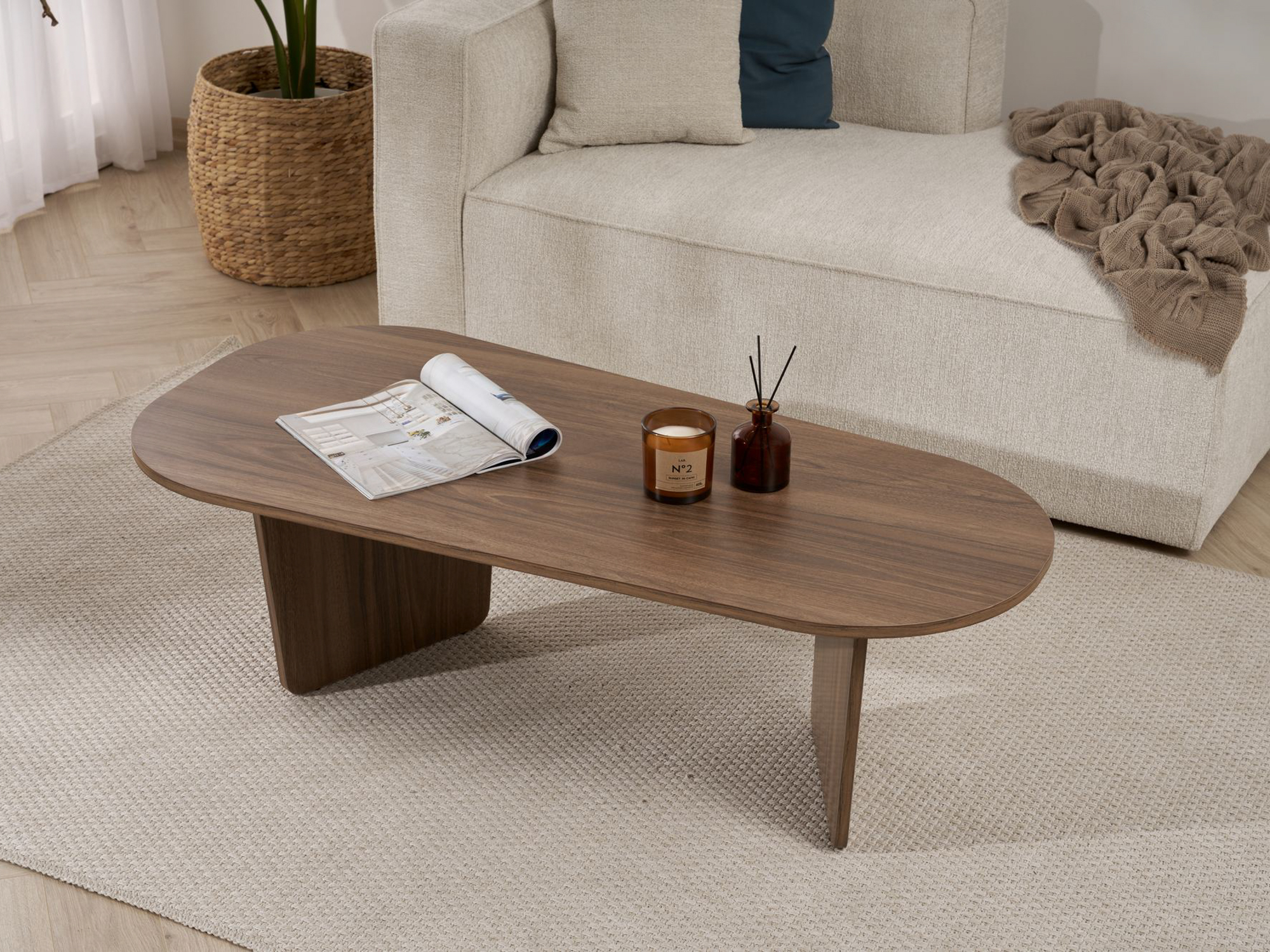 Žurnālu galdiņš Novato 135 (Riekstkoks)