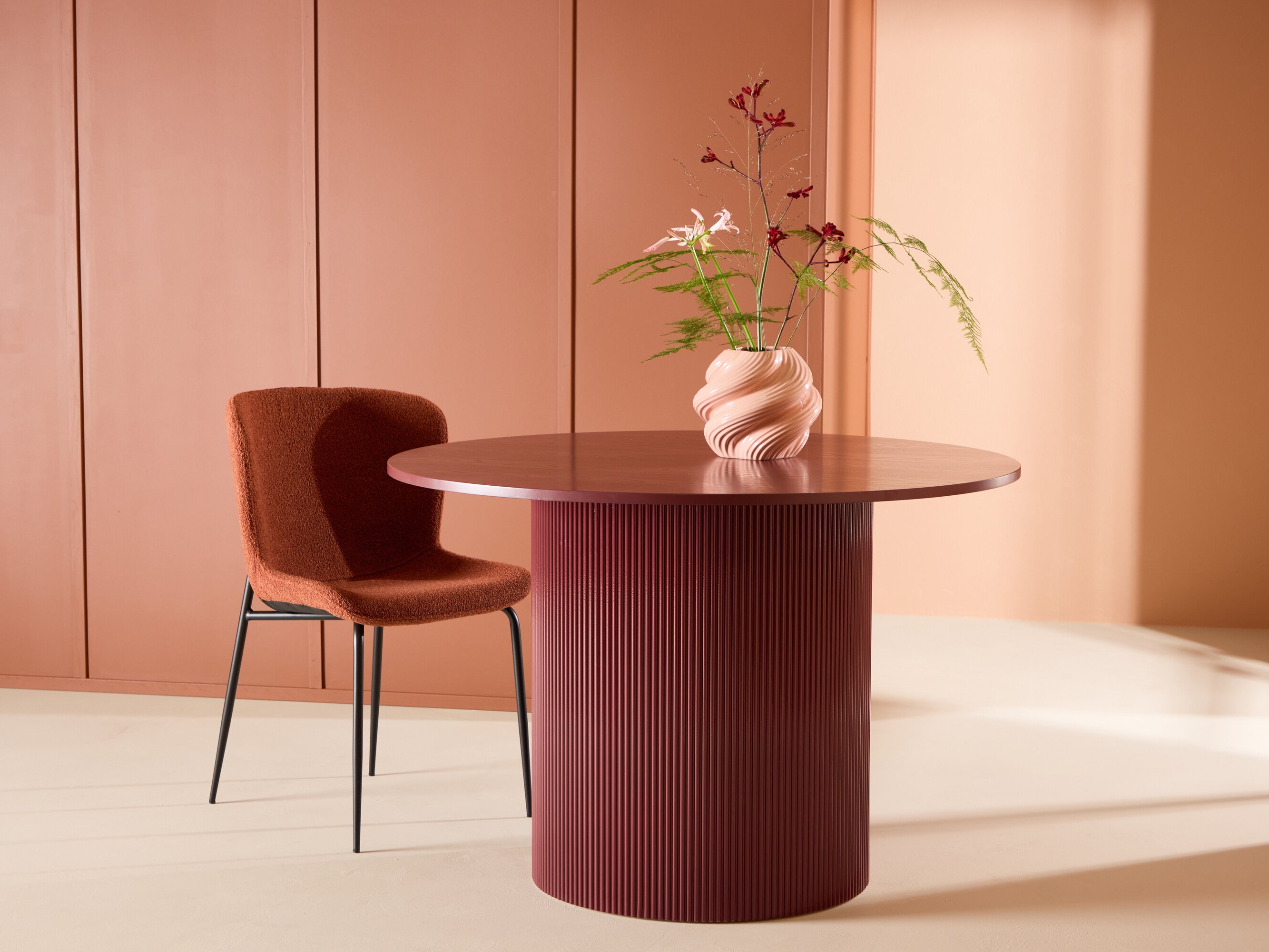 Galds SV3055 ar bojātu iepakojumu