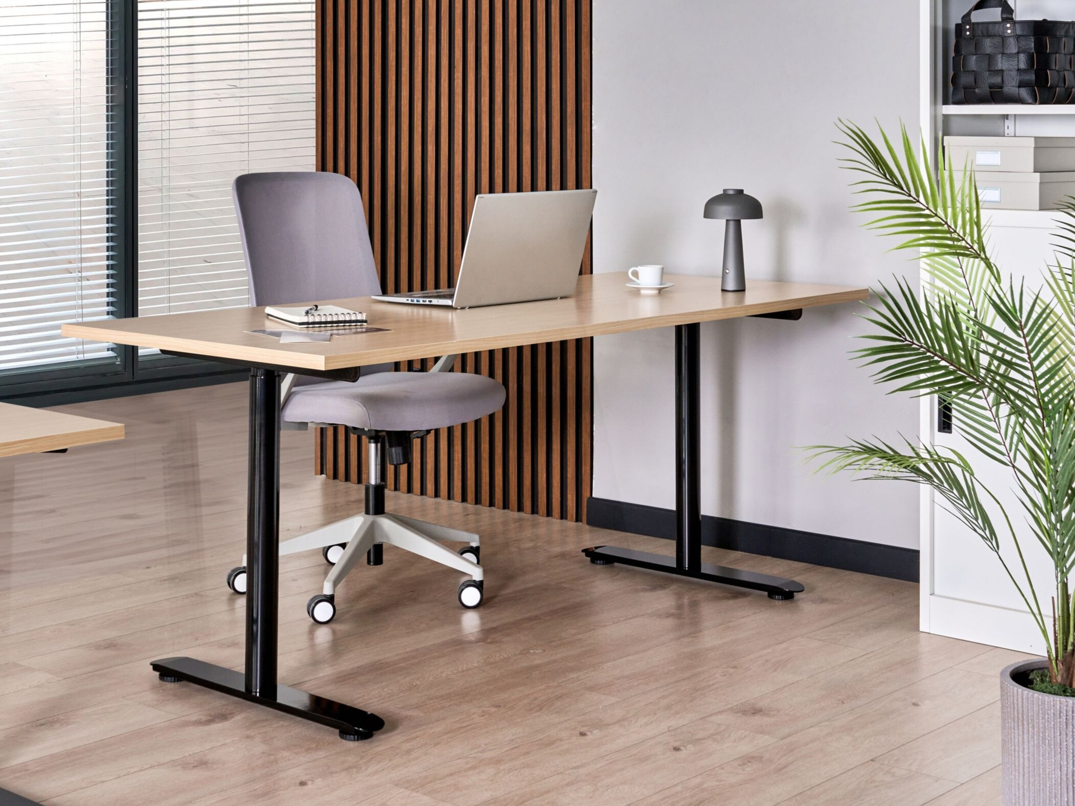 Rakstāmgalds ar regulējamu augstumu Berwyn 3188 (Gaiši brūns)